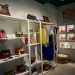 All'interno, tra la coloratissima collezione primavera-estate esposta sugli appendiabiti...